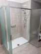 Piatto doccia Ferdy con box doccia fisso più battente in vetro da 6mm opaco