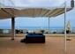 Pergola installata dritta con telo asimmetrico per far defluire l'acqua sui laterali