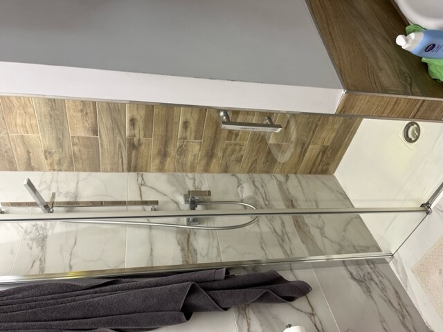 Porta Doccia A Nicchia Con Chiusura Soft Close – Vetro Temperato 8 Mm, H 200 Cm, Finitura Cromo, Trattamento Easy-Clean, Regolabile