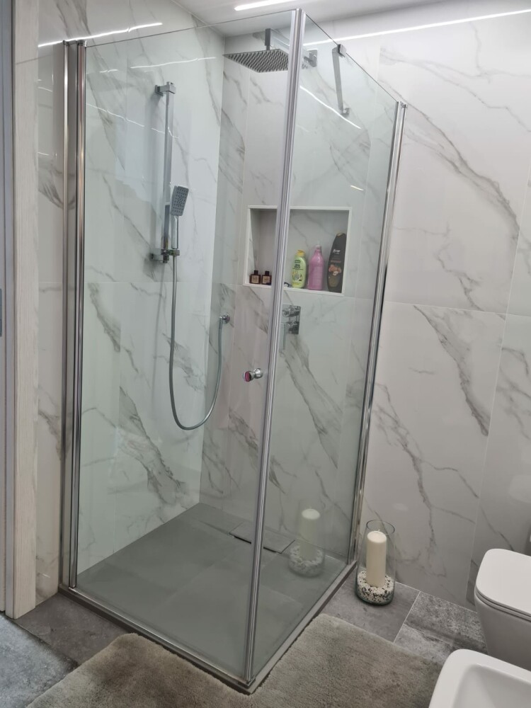 Box Doccia 2 Lati 70x90 Cm – Fisso E Porta Battente, Altezza 200 Cm, Cristallo 6 Mm, Profilo Alluminio Satinato, Anticalcare
