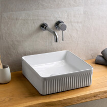 Scheda Lavabo da Appoggio Quadrato in Ceramica Cannettata Misura 36.5 x 36.5 cm