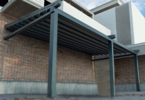 Scheda Pergola addossata in alluminio con tettuccio in PVC impacchettabile