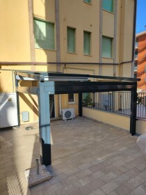 Scheda Pergola autoportante in alluminio con tettuccio in PVC impacchettabile