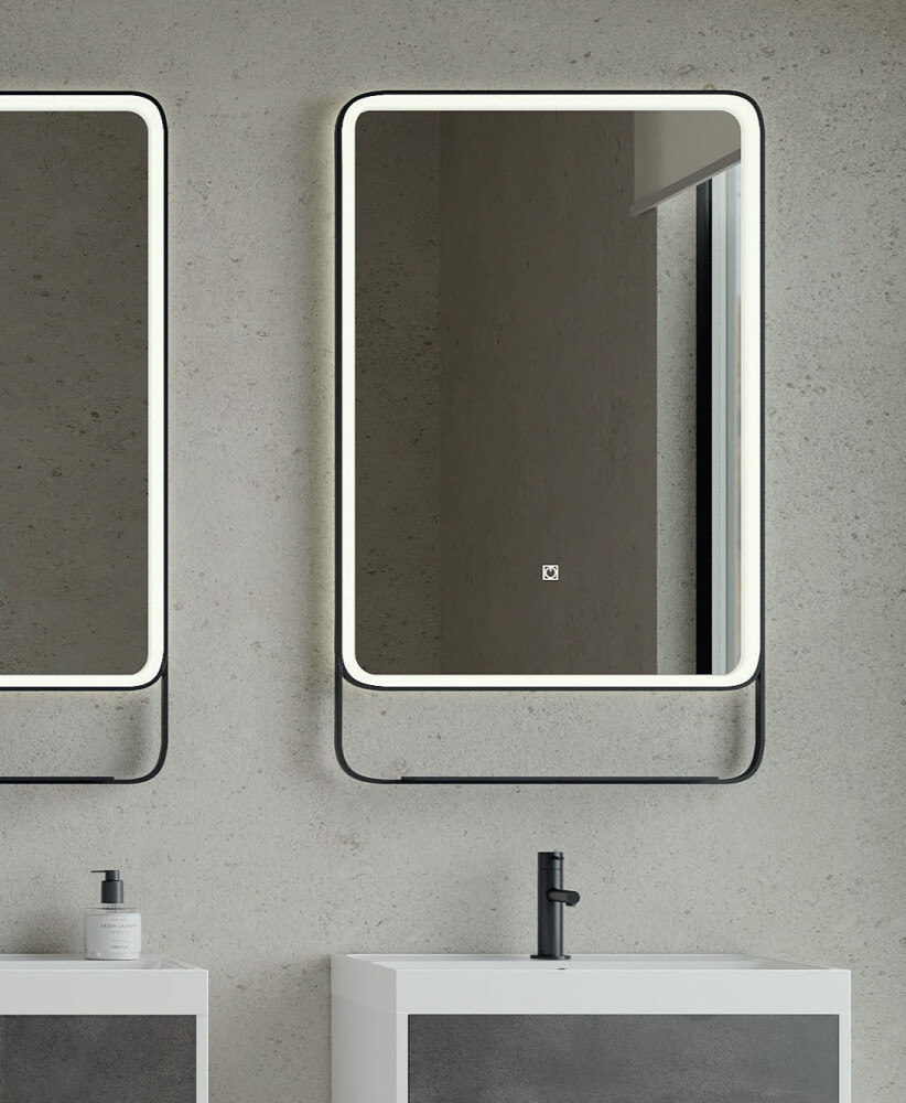 Specchio Retroilluminato con Cornice Nera e Mensola Integrata Modello Urban