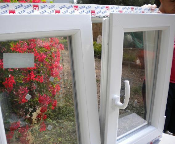 Finestra in pvc colore bianco