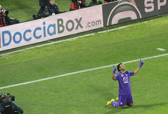 Cuadrado esulta sotto lo sponsor DocciaBox - Fiorentina vs Inter (1-2)
